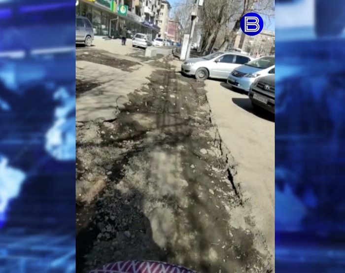 Ямы на тротуаре Ямы на тротуаре