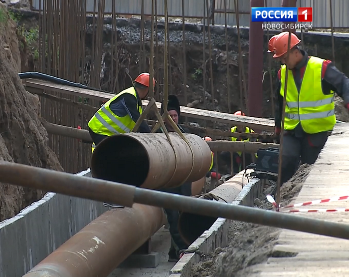 Ремонтники меняют трубы теплотрассы