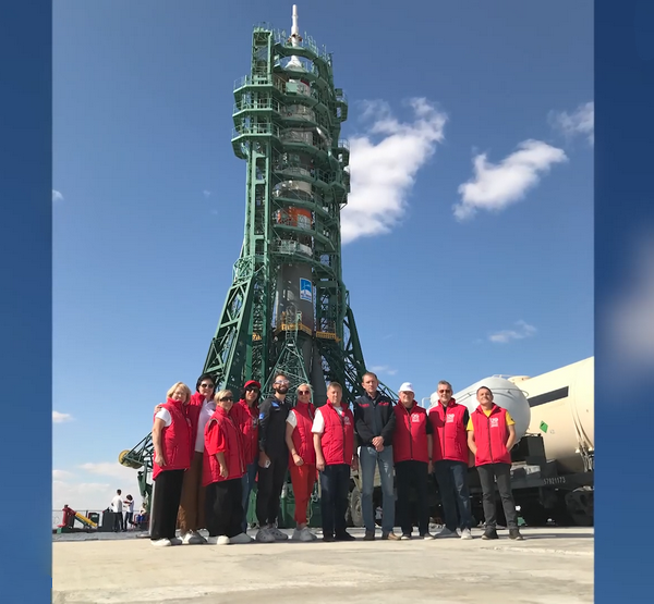 Делегация Новосибирска на фоне ракеты