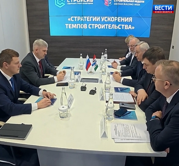 Андрей Травников на встрече с замминистра строительства и ЖКХ РФ Андрей Травников на встрече с замминистра строительства и ЖКХ РФ