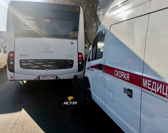 Автобус сломал зеркало машине скорой помощи