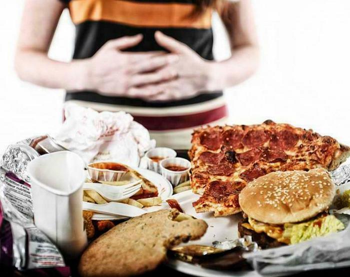 Человек объелся