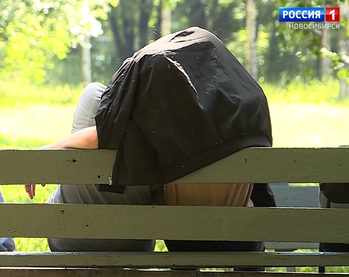 Люди укрылись курткой от мошки