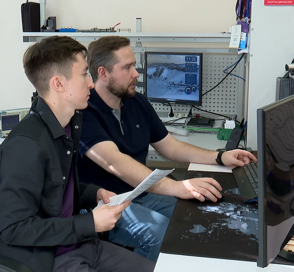 Разработчики сидят у экранов компьютера