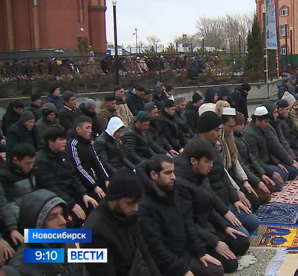В Новосибирске сотни мусульман собрались у мечети на праздник Ураза-байрам.png