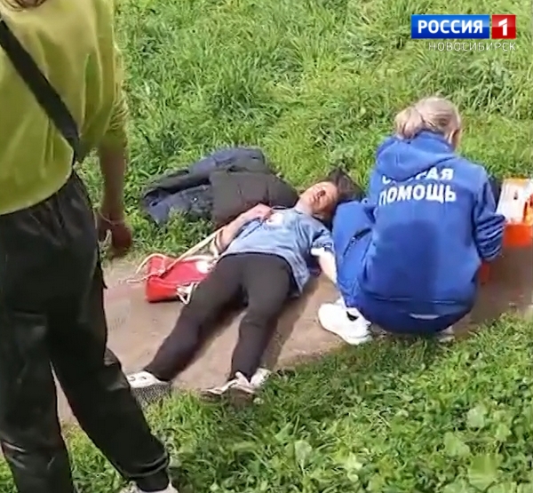 Наркоманка лежит на уличной дорожке