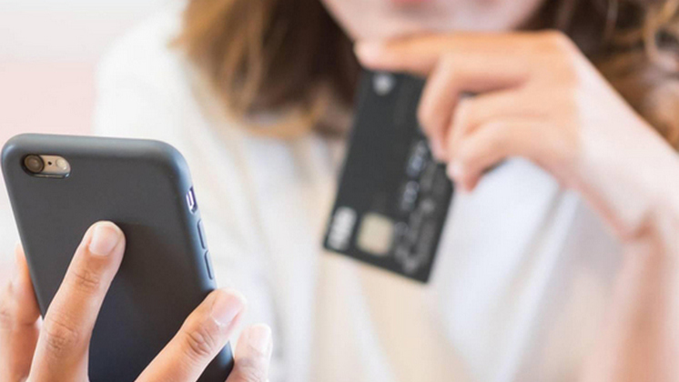 Телефон и банковская карта 