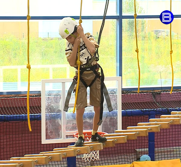 Мальчик в веревочном парке