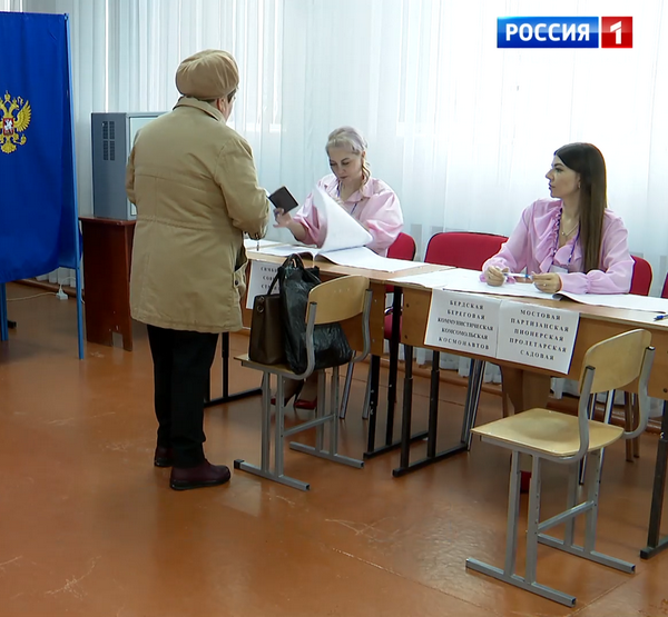 Избирательница пришла проголосовать