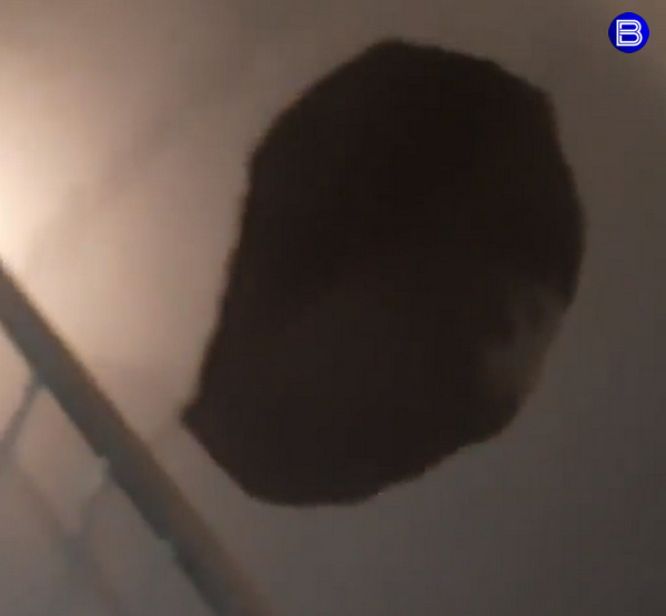 Дыра в потолке в подъезде дома на улице Блюхера Дыра в потолке в подъезде дома на улице Блюхера