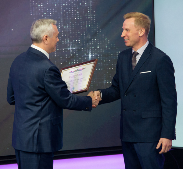 Травников вручает Павлову грамоту Травников вручает Павлову грамоту