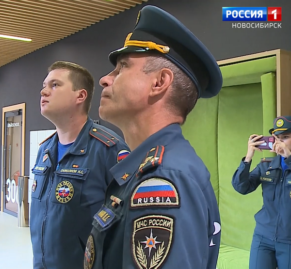 Сотрудники МЧС проверяют план эвакуации в школе