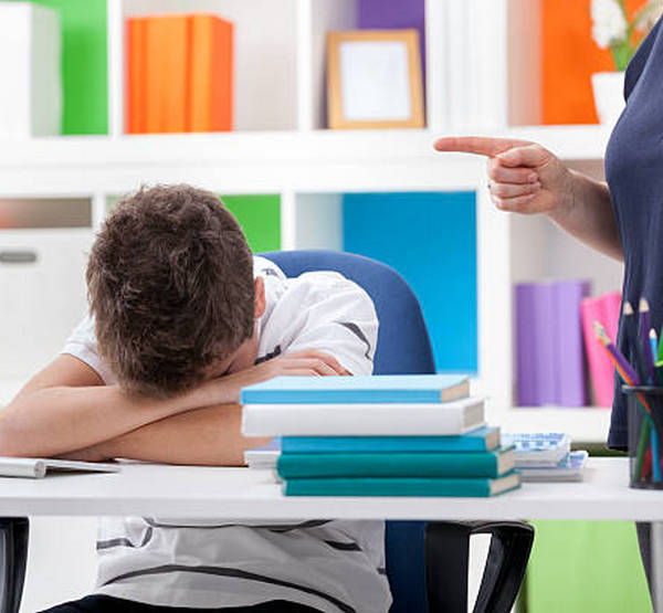 Школьника ругают.