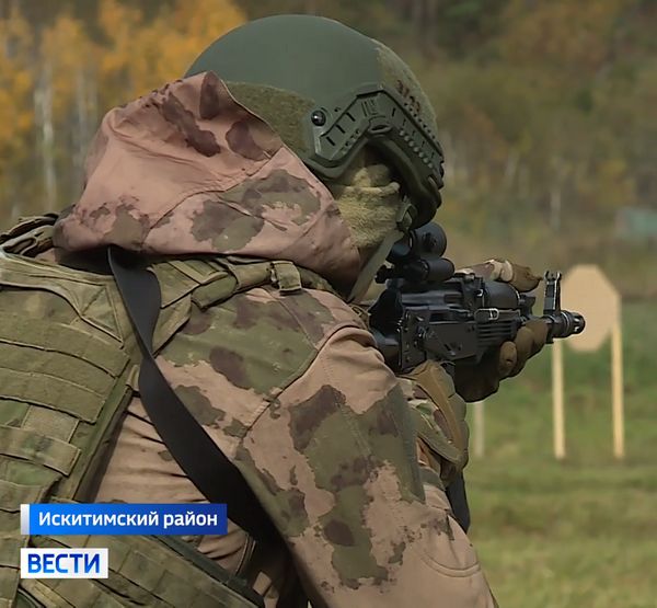 Участник соревнований стреляет по мишеням