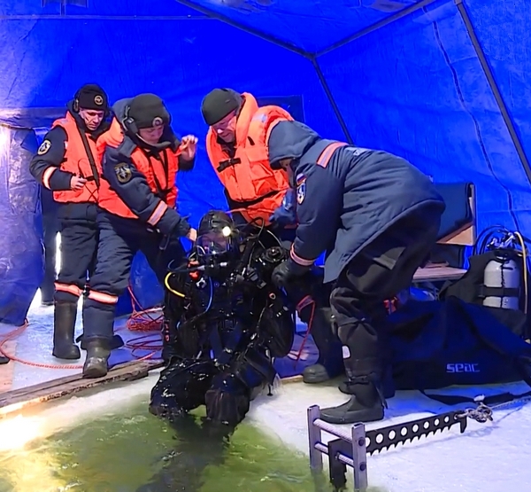 Спасатели и водолаз на краю проруби