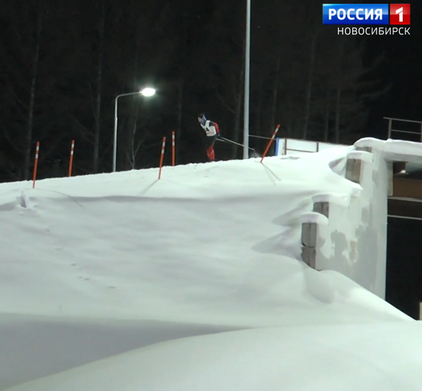 Спортсмен едет по лыжной трассе