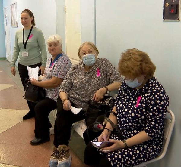 Пациентки в очереди к врачам