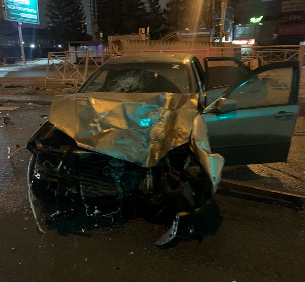 В Новосибирске два человека пострадали во время наезда машины в остановку