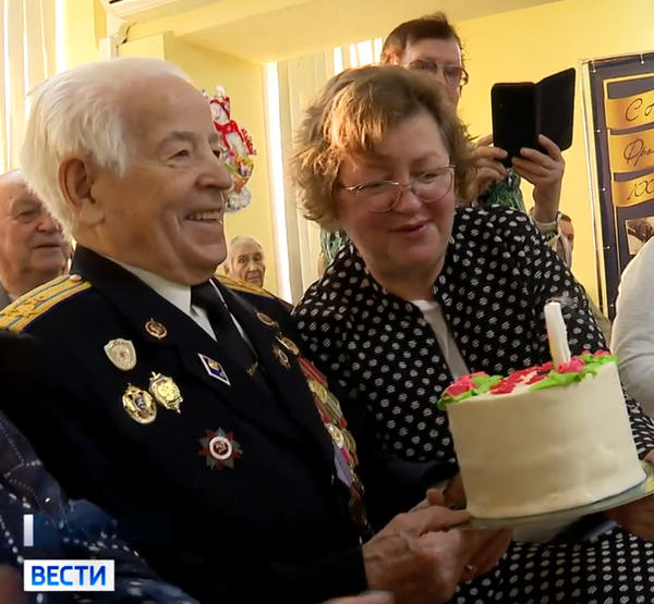 Виктор Фролов задул свечи