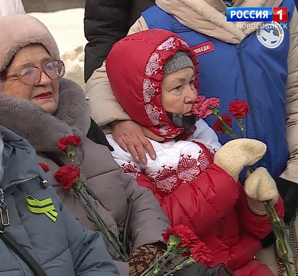 Блокадники с цветами