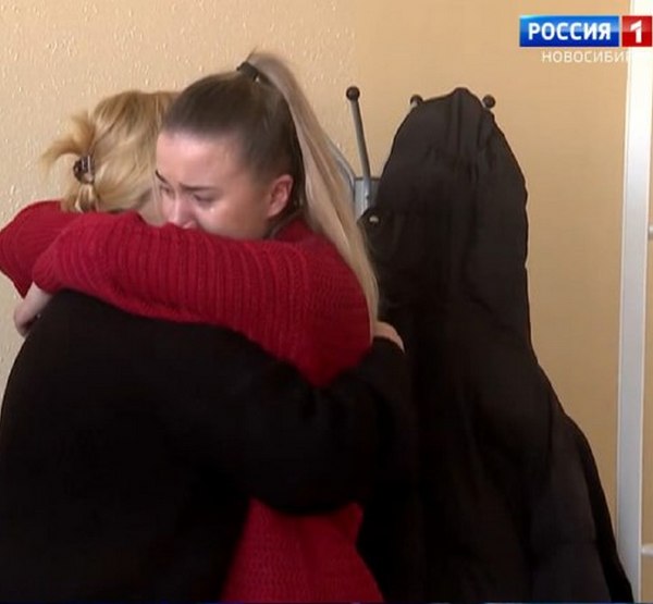 Прохоренкова обнимает мать