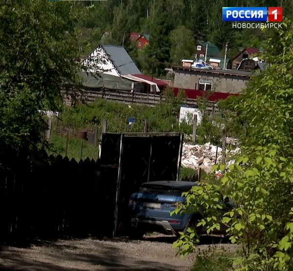 Машина у забора