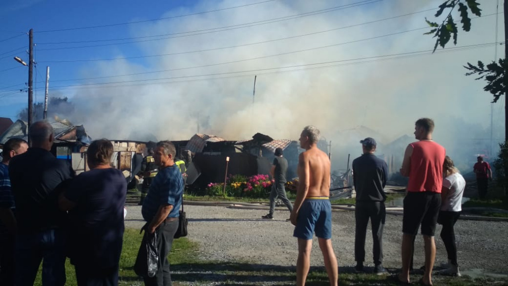 Три дома горят в Новосибирске Три дома горят в Новосибирске