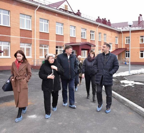 Депутаты во время визита в детсад Депутаты во время визита в детсад