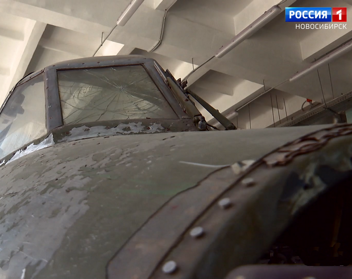 Кабина Ту-2 с пробитым стеклом