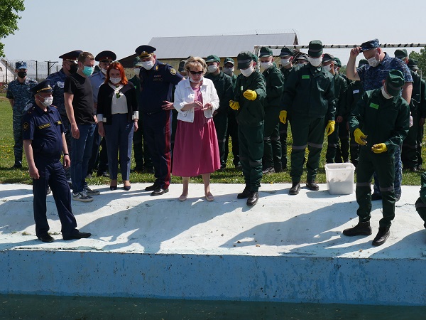 В новосибирской колонии торжественно открыли пруд с живыми рыбами