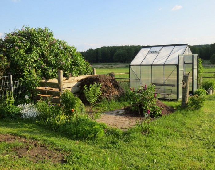 Земельный участок с парником