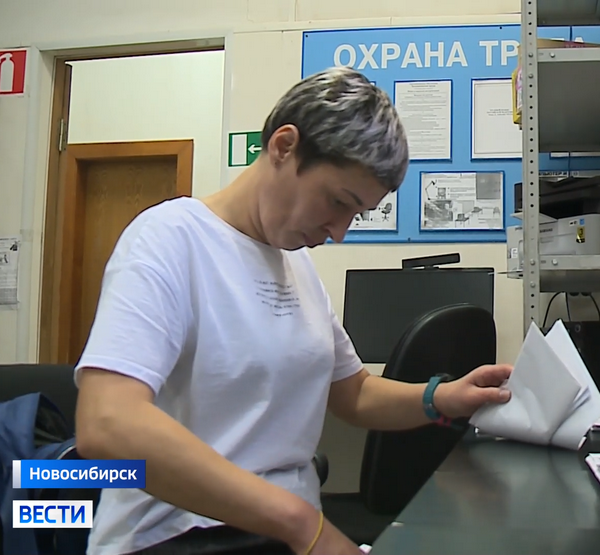 Яна Зозуленко сортирует конверты