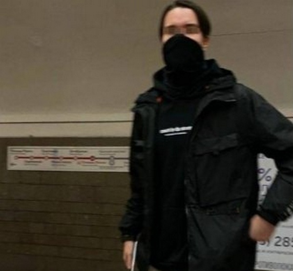 Подросток в метро