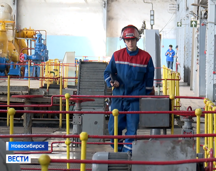 Энергетик идет по ТЭЦ