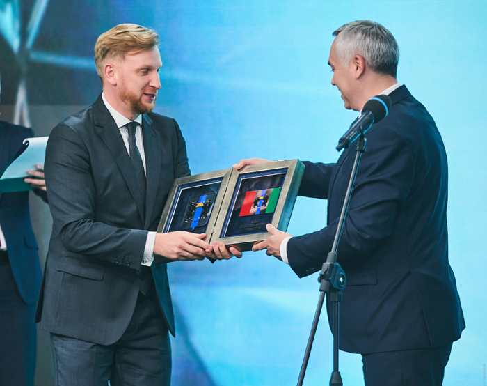 Андрей Травников вручает Игорю Павлову памятный подарок 