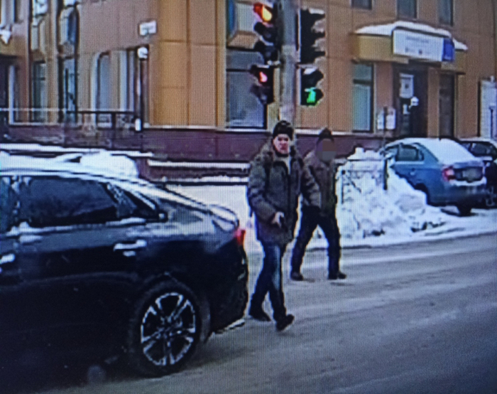 В Новосибирске полиция объявила в розыск пешехода, напавшего с пистолетом на водителя