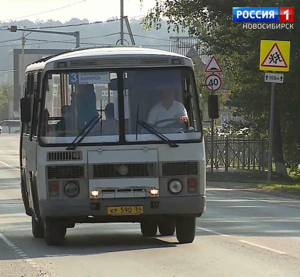 Автобус едет по селу