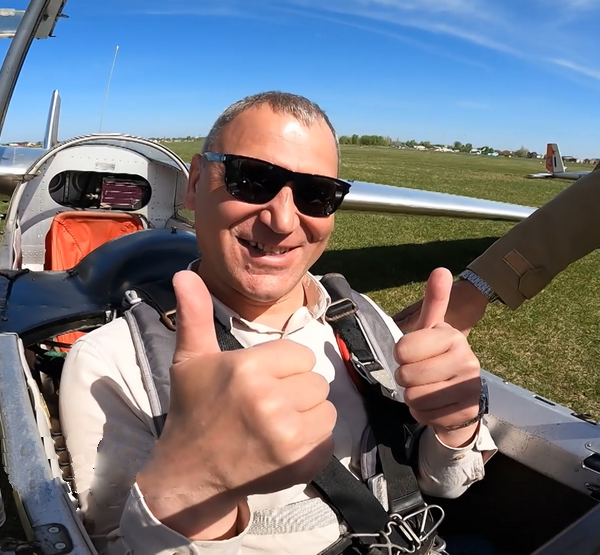 Планерист радуется