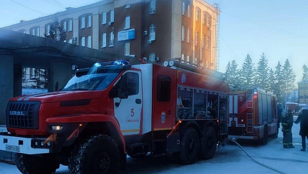 60 рабочих эвакуировались из строящегося в Новосибирске здания из-за пожара