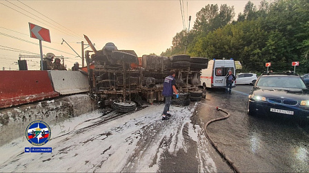 В Новосибирске спасатели вытащили водителя из перевернутого КамАЗа