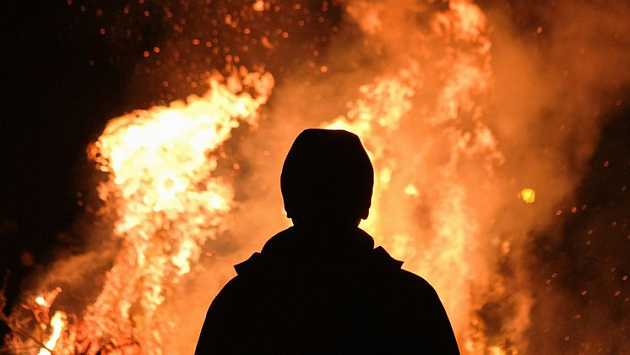 В Новосибирске загорелись два частных дома на улице Коминтерна