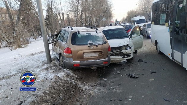 В Новосибирске два человека пострадали в ДТП с тремя автомобилями