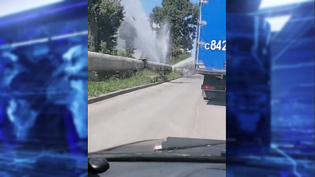В Новосибирске на улице Авиастроителей прорвало трубу