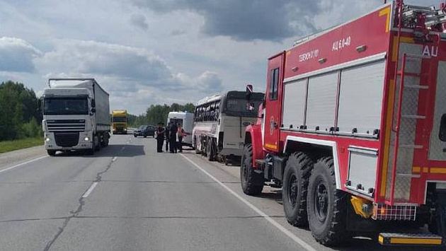 В Новосибирской области четыре человека пострадали при столкновении автобуса и фуры