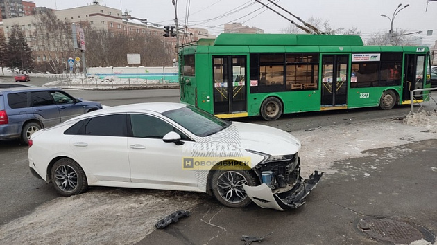 В Новосибирске водитель арендованного автомобиля сбежал после столкновения с троллейбусом