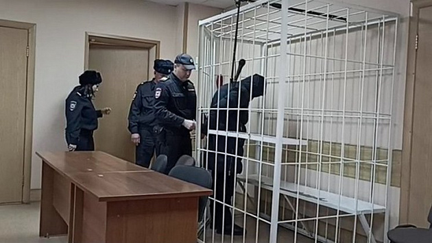 Подозреваемым в вымогательстве большой взятки новосибирским полицейским продлили срок задержания