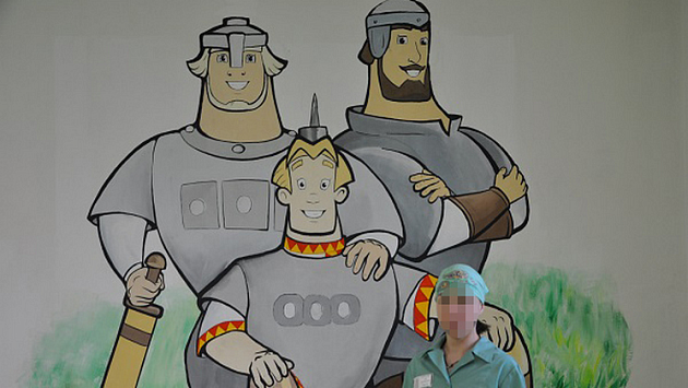 В Новосибирске юные преступники нарисовали трех богатырей на стене камеры