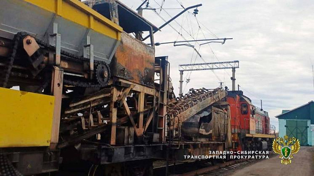 Землеройная машина загорелась на железной дороге под Новосибирском