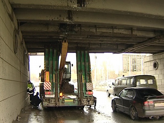 Автомобиль спецтехники застрял под мостом на площади Энергетиков