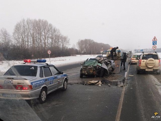 Водитель седана госпитализирован после столкновения с грузовиком под Новосибирском